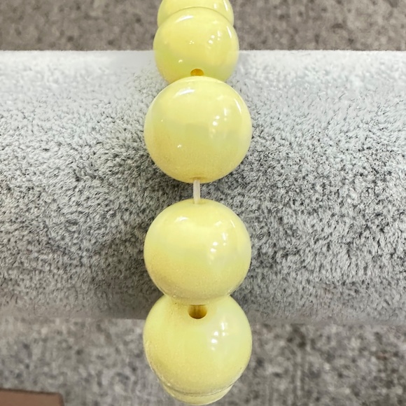 Buttery Yellow, Round, Tagua Nut Graduating Bead Stretchy Bracelet - Vintage - Picture 4 of 13